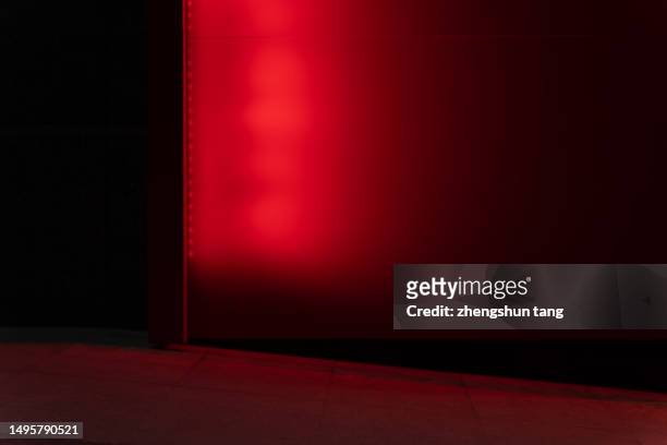 red spotlights on a wall - wall night stock-fotos und bilder