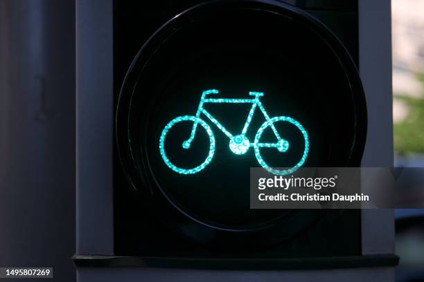 close-up of a green traffic light for bicycles - équipement d'éclairage stock pictures, royalty-free photos & images