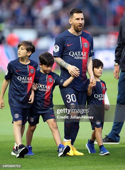 Messi Msg Lionel Messi of Paris Saint-Germain walks onto the pitch with his ...