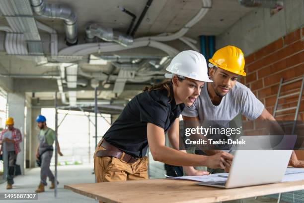 female architect and male construction worker - building contractor computer stock pictures, royalty-free photos & images