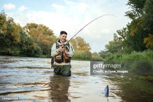 pêcheur dans l'action - pêcheur photos et images de collection