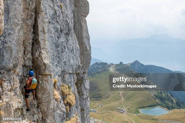 l’homme sur la via ferrata grimpe, concept d’activités estivales - canton-de-vaud photos et images de collection