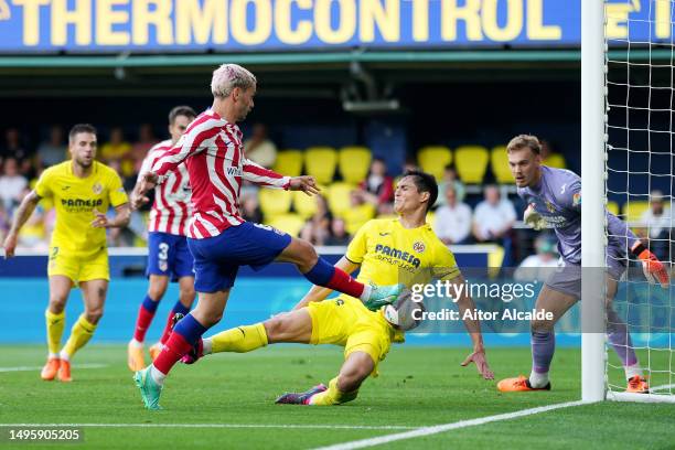 Aissa Mandi of Villarreal CF blocks a shot from Antoine Griezmann of Atletico Madrid during the LaLiga Santander match between Villarreal CF and...