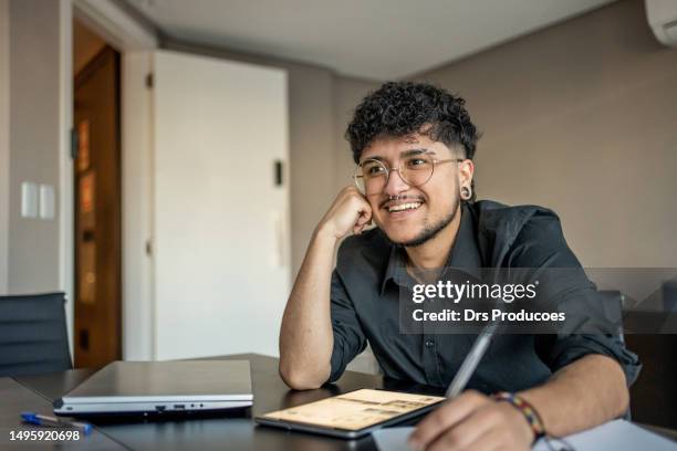 homem transgênero em reunião de negócios - ftm - fotografias e filmes do acervo