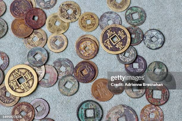 ancient chinese coins - chinese money stockfoto's en -beelden