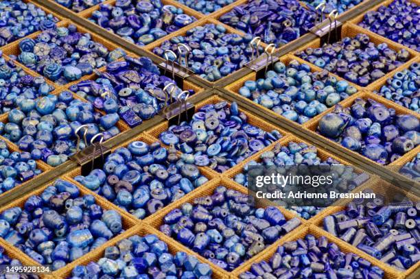 lapis lazuli on display - lapis fotografías e imágenes de stock