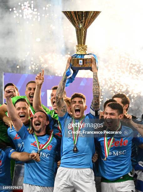 Giovanni Di Lorenzo of SSC Napoli lifts the Serie A trophy following the Serie A match between SSC Napoli and UC Sampdoria at Stadio Diego Armando...