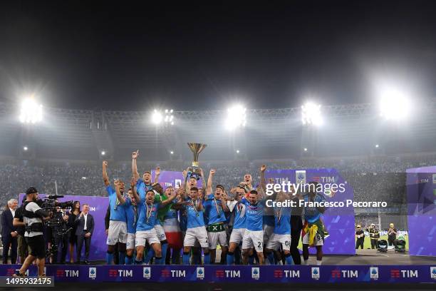 Giovanni Di Lorenzo of SSC Napoli lifts the Serie A trophy following the Serie A match between SSC Napoli and UC Sampdoria at Stadio Diego Armando...