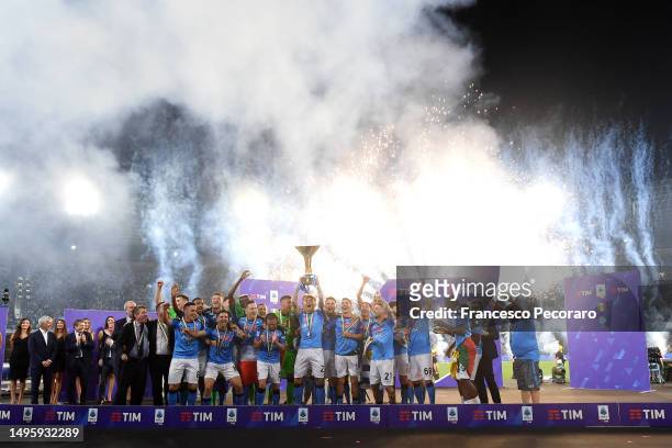 Giovanni Di Lorenzo of SSC Napoli lifts the Serie A trophy following the Serie A match between SSC Napoli and UC Sampdoria at Stadio Diego Armando...