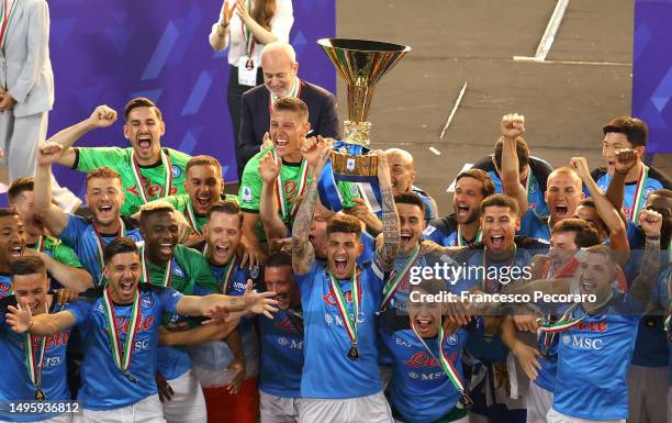 Giovanni Di Lorenzo of SSC Napoli lifts the Serie A trophy following the Serie A match between SSC Napoli and UC Sampdoria at Stadio Diego Armando...