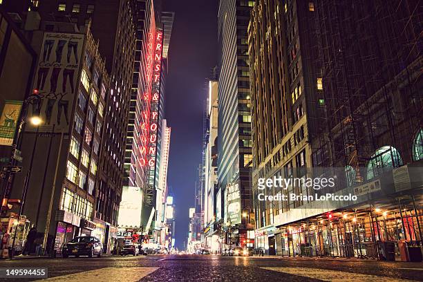 ny city streets - times square store stock pictures, royalty-free photos & images
