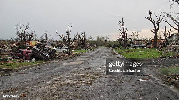 joplin tornado - joplin-missouri photos et images de collection