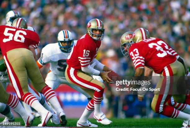 Joe Montana of the San Francisco 49ers turns to pitch the ball to Roger Craig against the Miami Dolphins during Super Bowl XIX on January 20, 1985 at...