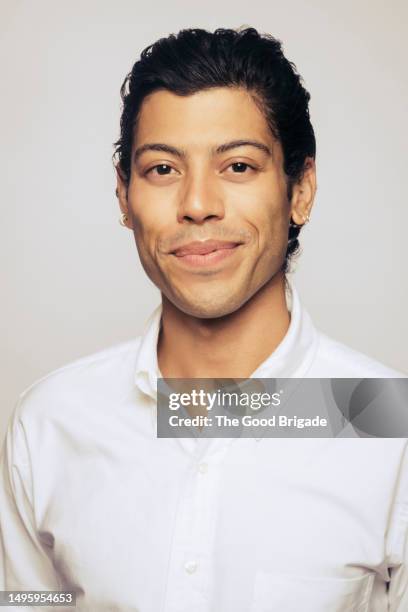 portrait of smirking mid adult man - selbstzufrieden stock-fotos und bilder