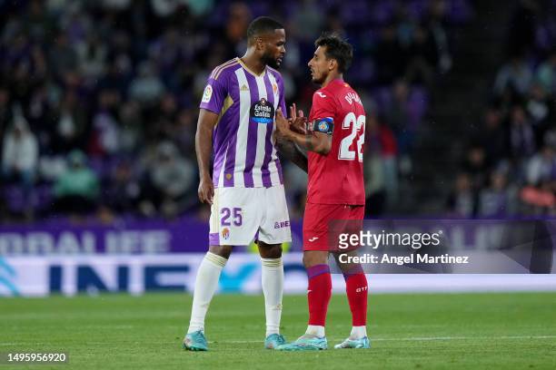 Cyle Larin of Real Valladolid CF clashes with Damian Suarez of Getafe CF during the LaLiga Santander match between Real Valladolid CF and Getafe CF...