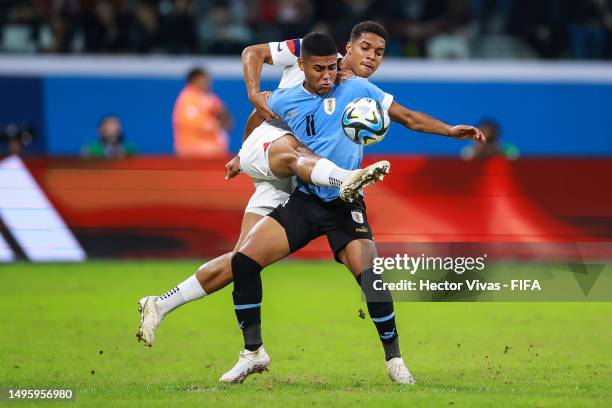 Juan De Los Santos of Uruguay battles for the ball with Justin Che of USA during the FIFA U-20 World Cup Argentina 2023 Quarter Finals match between...