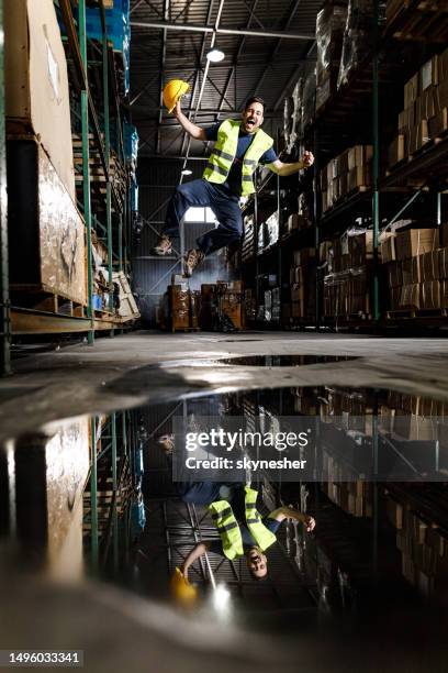 流通倉庫で喜びの陽気な手動労働者ジャンプ。 - warehouse jump work in joy ストックフォトと画像