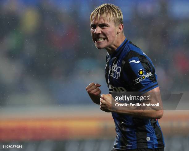 Rasmus Hojlund of Atalanta BC celebrates after scoring the team's third goal during the Serie A match between Atalanta BC and AC Monza at Gewiss...
