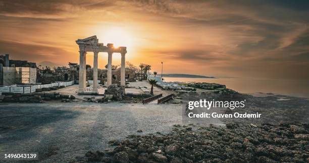 luftaufnahme der antiken stadt antalya seite, antike ruinen des sonnenuntergangs des römischen reiches, luftaufnahme des apollotempels von antalya, historische seitenstadt, seitenansicht der stadt, antike historische ruinen, seitliches amphitheater, lufta - greek god apollo stock-fotos und bilder