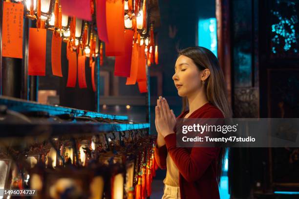 asian woman traveling at man mo temple in hong kong - hongkong-eiland stockfoto's en -beelden