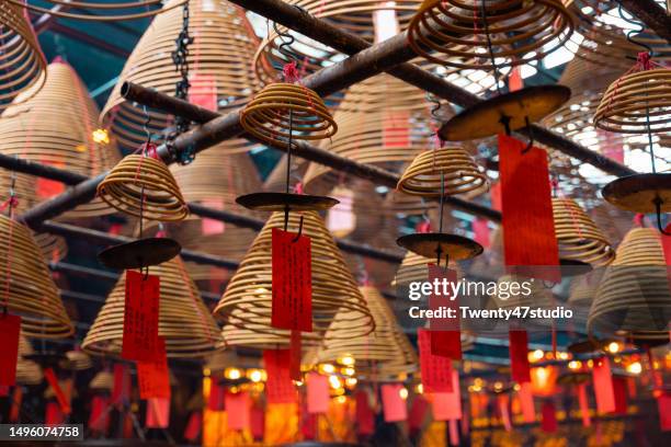 hanging incense at man mo temple in hong kong - templo de man mo - fotografias e filmes do acervo