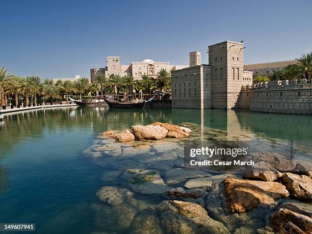 madinat - hotel madinat jumeirah stockfoto's en -beelden