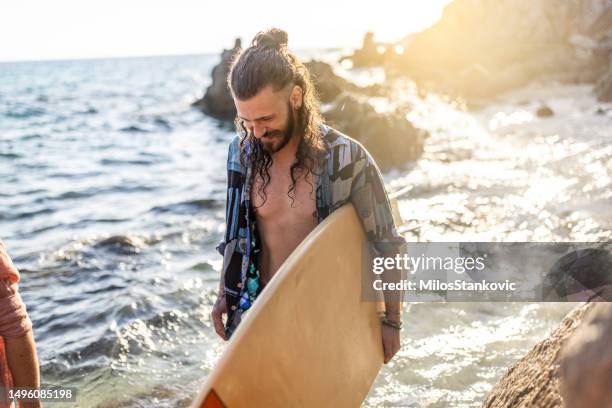 surfer am strand - neoprene stock-fotos und bilder