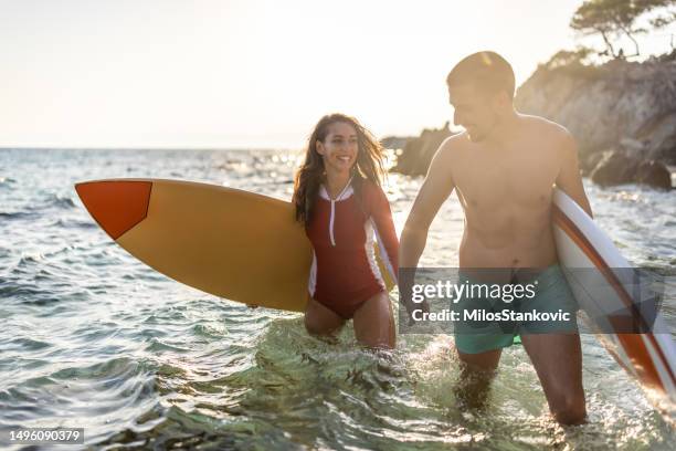 couple going to surf - young couple beach stock pictures, royalty-free photos & images