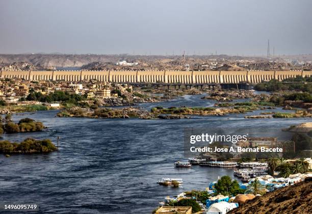 elevated view of the aswan dam on the nile river, egypt. - diga foto e immagini stock