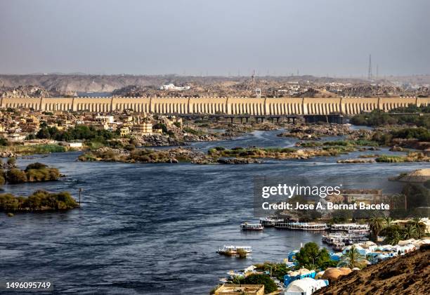 elevated view of the aswan dam on the nile river, egypt. - aswan stockfoto's en -beelden