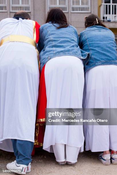 roman characters,audience watching parade in traditional festival, 'arde lucus', lugo, galicia, spain. - tuniek stockfoto's en -beelden