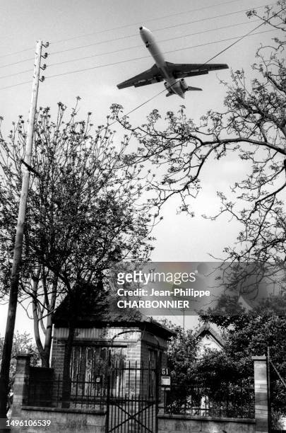 Avion amorçant son atterrissage à l'aéroport Orly, dans le ciel de Villeneuve-le-Roi, en 1989.