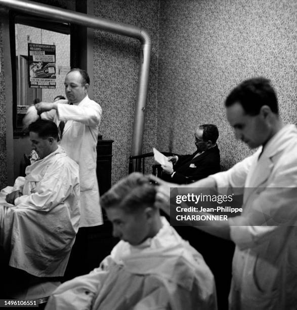 Homme politique français Antoine Pinay dans un salon de coiffure à Saint-Chamond, circa 1950.