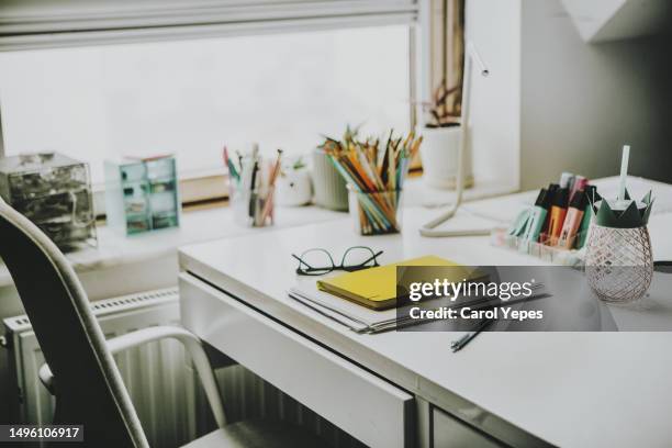 student place of work - schulbedarf stock-fotos und bilder