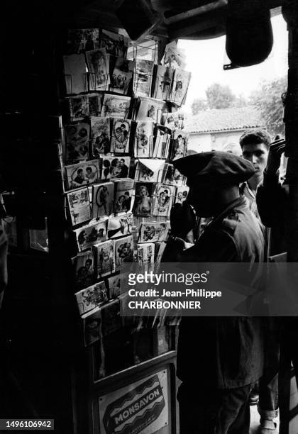 Vente de cartes de voeux romantiques dans une épicerie en Kabylie, en 1951.