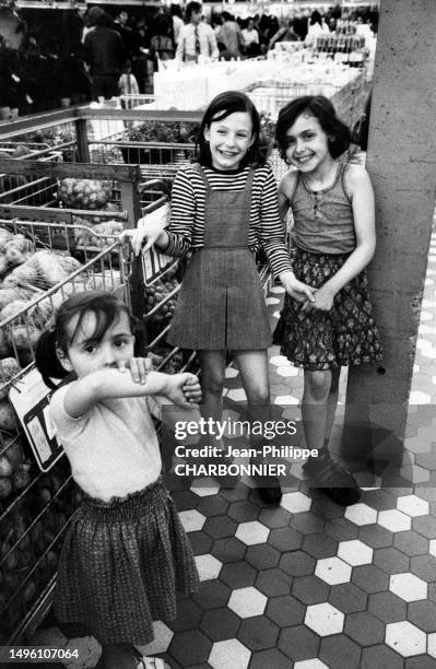 Petites filles dans le rayon fruits et légumes du supermarché 'Carrefour' d'Ecully, en 1973.