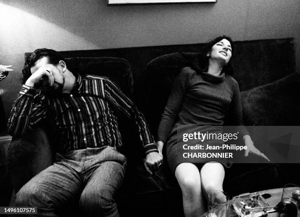 Couple en plein 'trip' de LSD sur un cannapé, circa 1970.