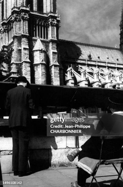 échoppe d'un bouquiniste sur le quai de Montebello à Paris, circa 1950.