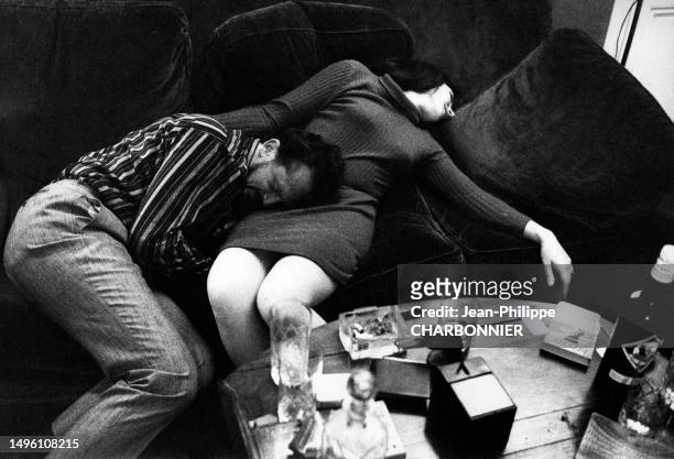 Couple en plein 'trip' de LSD sur un cannapé, circa 1970.