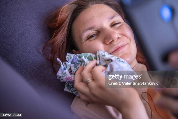 calling family to say i'm ok after tooth extraction - ijszak stockfoto's en -beelden