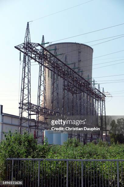 electricity pylon and cooling toweron a clear blue sky. - poteau d'appui stock pictures, royalty-free photos & images