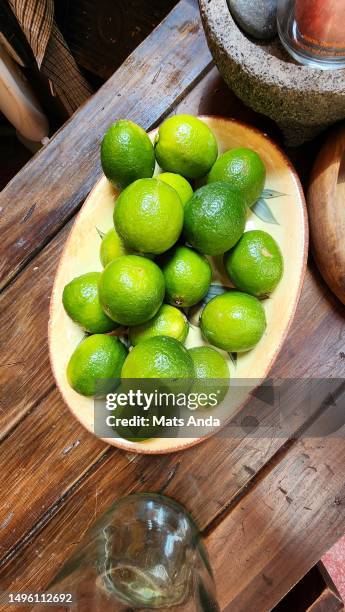 lime on tray in kitchen - zuur stockfoto's en -beelden