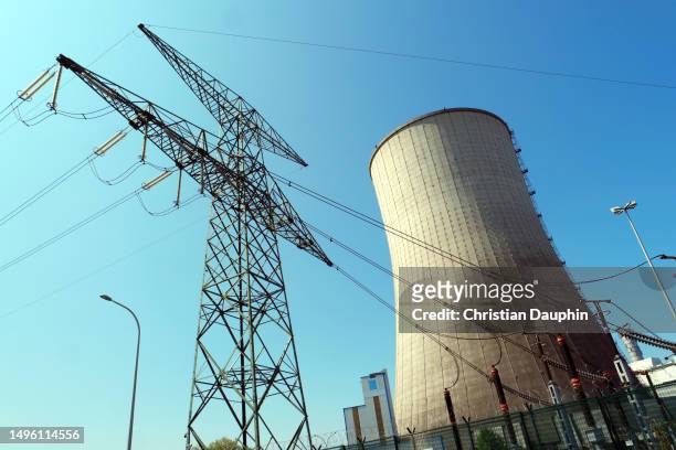 electricity pylon and cooling toweron a clear blue sky. - poteau d'appui stockfoto's en -beelden