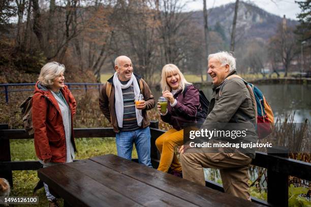 alten freunde - vier freunde stock-fotos und bilder