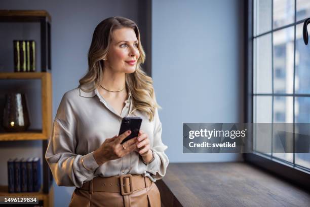 mulheres líderes em seus negócios - milionário - fotografias e filmes do acervo