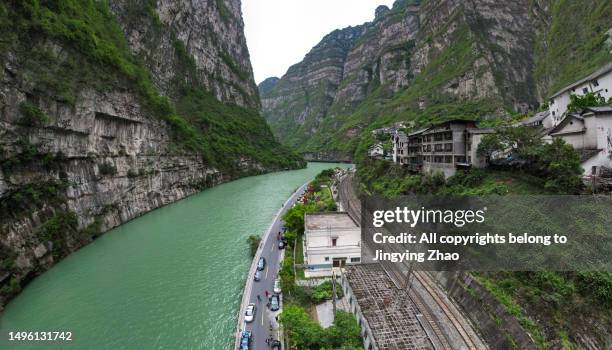 aerial photography of railway and station in great canyon of sichuan - leshan - fotografias e filmes do acervo