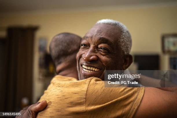 momento de união de pai e filho abraçados em casa - fond - fotografias e filmes do acervo