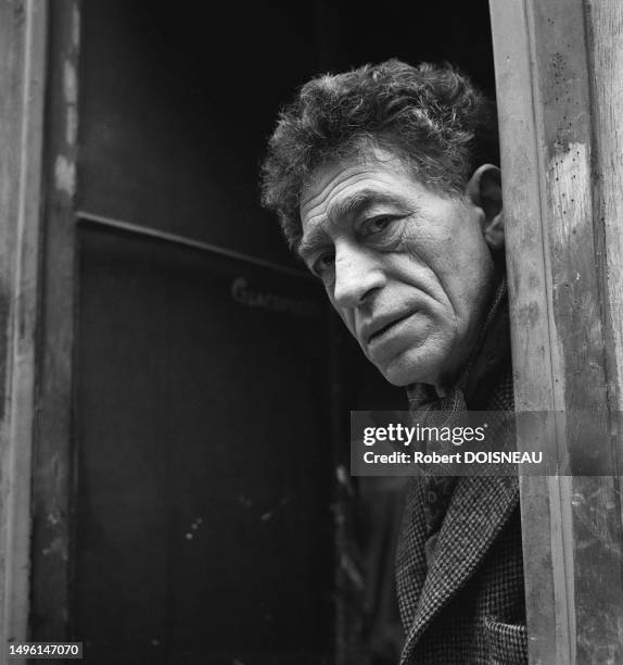 Alberto Giacometti sortant de son atelier à Paris le 16 février 1960.