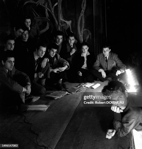 Maria Casarès et Gérard Philipe répètent les épiphanies d'Henri Pichette au théâtre des Noctambules à Paris en 1947.