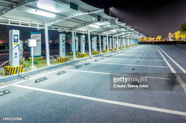 electric car charging station at night - road richtung power station bei nacht stock-fotos und bilder